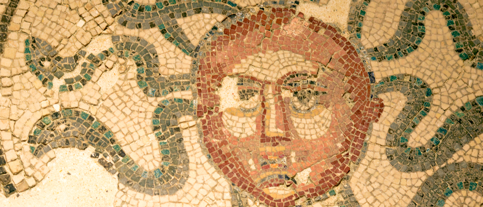 Parte di pavimento a mosaico con gorgone
